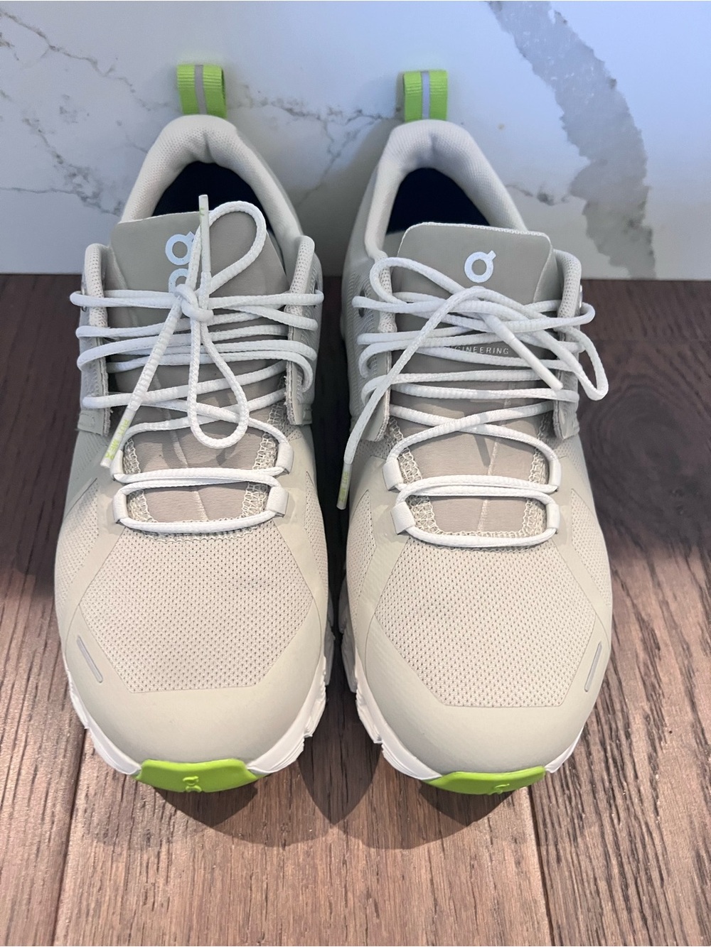 NWOT On Running Women’s Running Trainers in Light Gray with Lime Pull Tabs